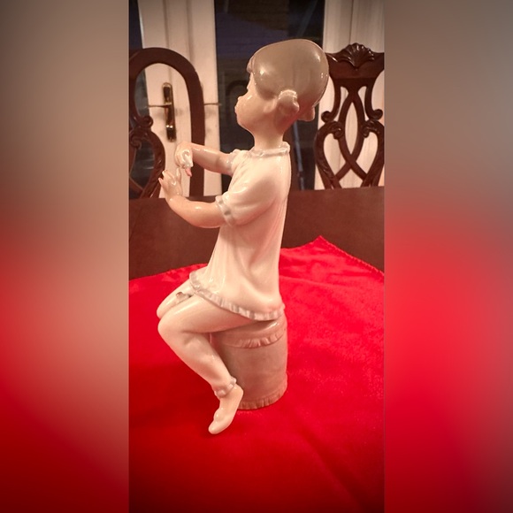 Girl Manicuring-LLADRO Porcelain Figurine-No. 1082 7.5”, Excellent Preowned Cond - Picture 5 of 10